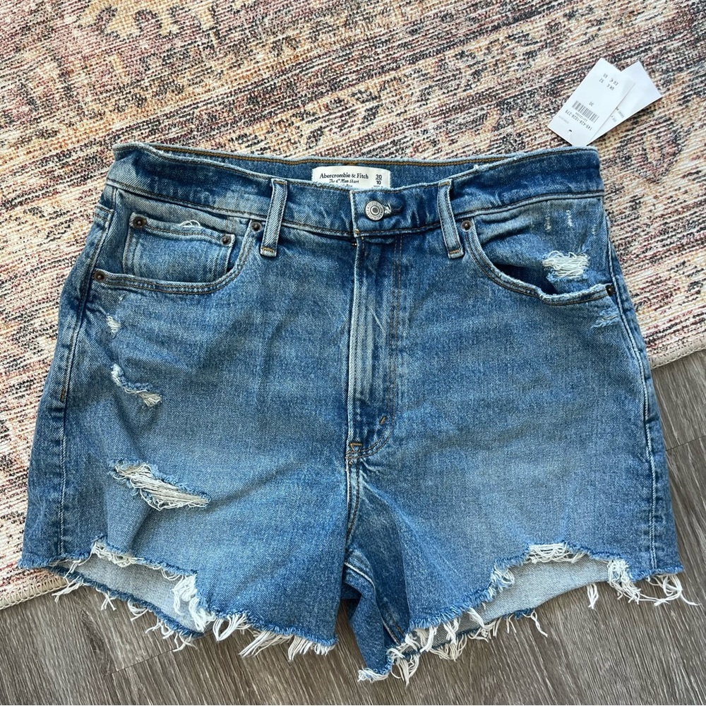 NWT Abercrombie & Fitch the 4” High Rise Mom Short, 30
